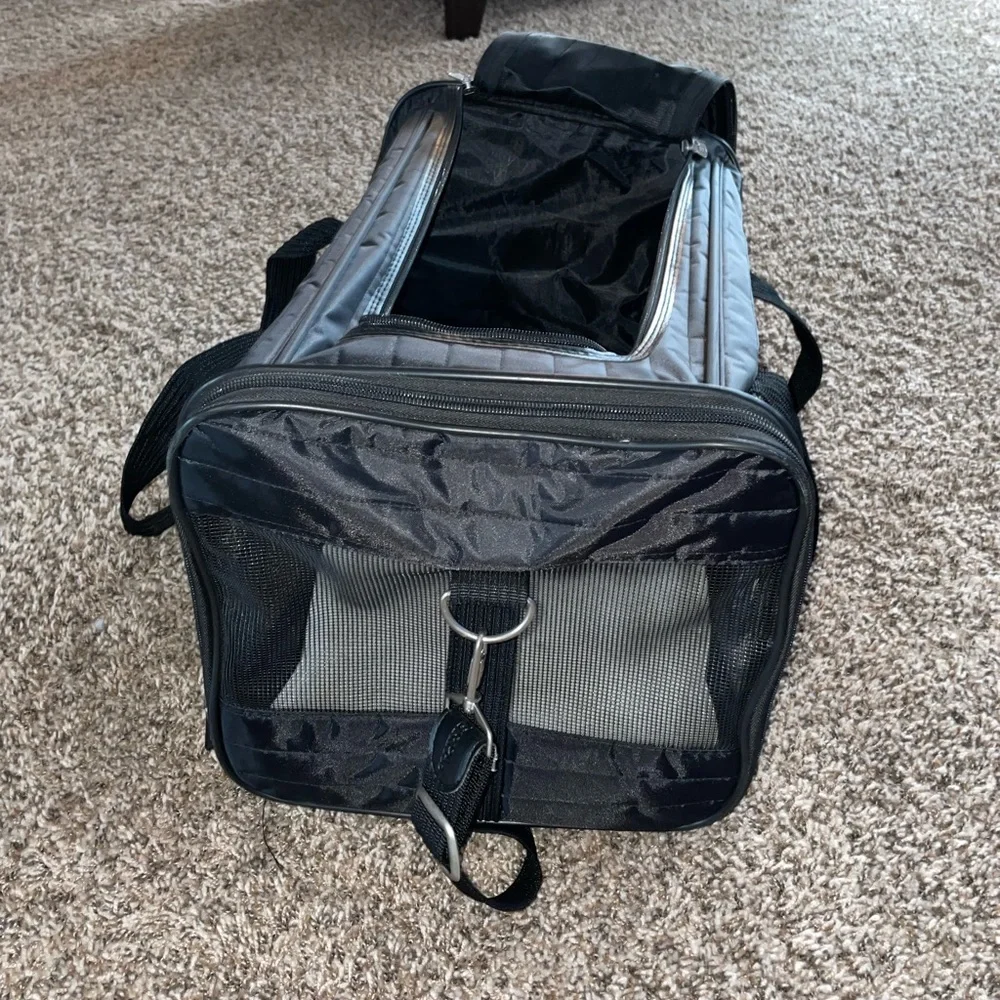 Pet travel carrier - plane friendly